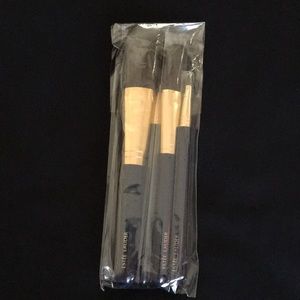 Set of 4 cosmetic brushes